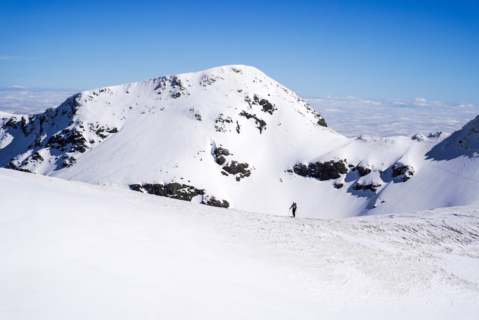 Sommet enneige, pinde — smolikas et pades, lors d’une itinérance à ski en Grèce.
